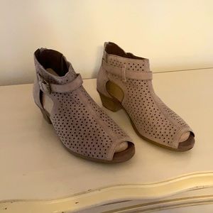 Adorable Peep Toe Suede Shootie 9.5W EUC